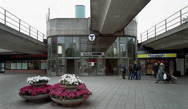Tunnelbanans vänthall har en glasad fasad. SAK00024 Stockholm, Bredäng, Bredängscentrum , från öst
