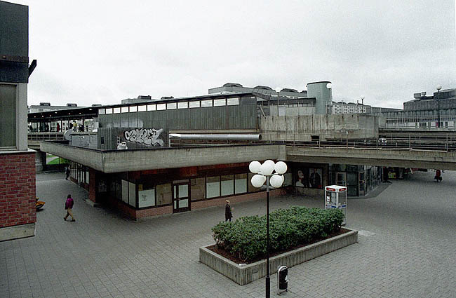 Tunnelbanebyggnaden i Bredäng centrum.SAK00038_ Stockholm, Bredäng, Bredängscentrum , från ost