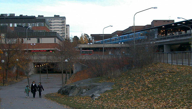 Gångväg och gångtunnel till Bredäng centrum. SAK00046_ Stockholm, Bredäng, Bredängscentrum , gångstig mot centrum , österut