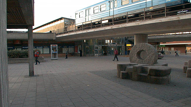 Bredäng centrum med skulptur av Erik Höglund. SAK00055 Stockholm, Bredäng, Bredängscentrum, från ostsydost