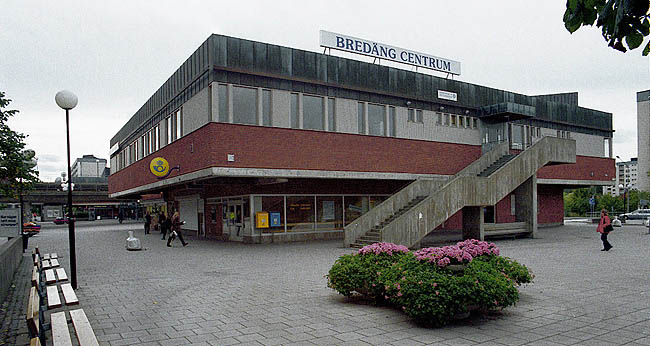 Torgmiljön i Bredäng centrum domineras av betong.SAK00026 Stockholm, Bredäng,Ljusets Bröder 1, Bredängscentrum , från nordnordost