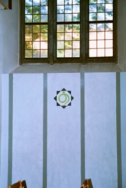 Sankta Helena kyrka, fönster med  symbol för ett av de tio budorden.  Målning av Olle Nyman. Neg nr 02/171:24.jpg