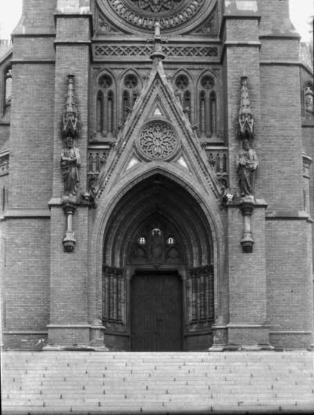 Johanneskyrkan, portal