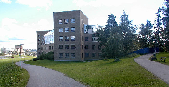 Kontorshus i östra Husby. SAK10224 Sthlm, Husby, Norgegatan 2, Sätesdalen 2-3, från NV Byggnaden sedd från nordväst.