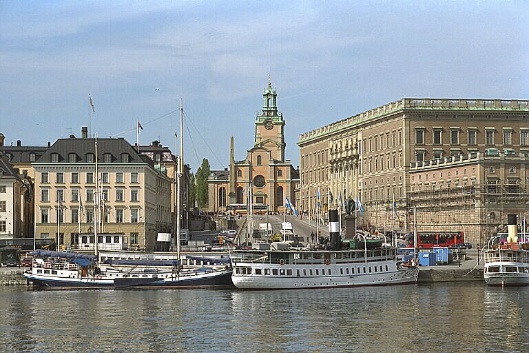 Slottsbacken och slottet med Stockholms telegrafstation till vänster i bild. 