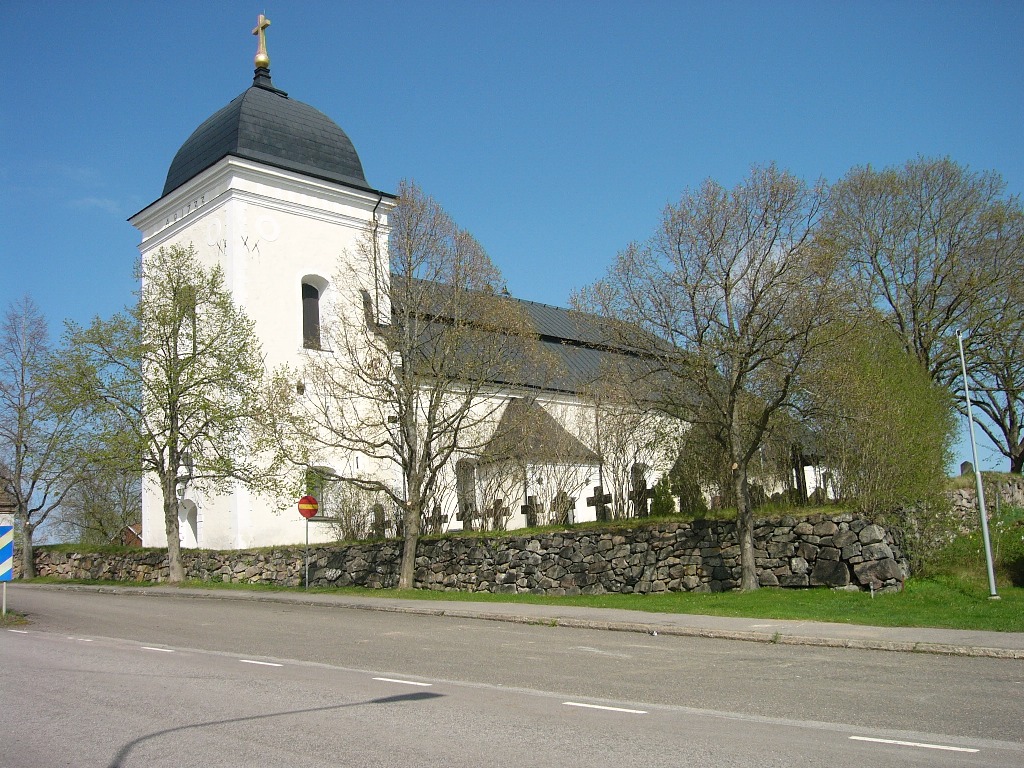 Kimstads kyrka från sydväst.