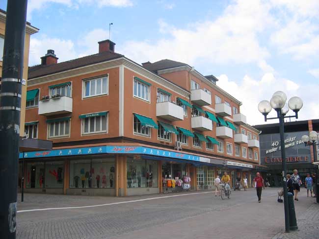 Garvaren 7, Centrum-fasad mot Hertig Johans torg