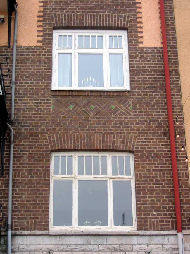 Tyr 6, Centrum-detalj fönster