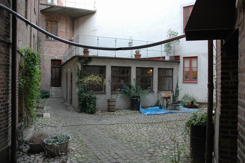 Gårdshuset, till vänster syns gårdsfasaden till Linnégatan 1, till höger anas tegelfasaden till andra långgatan 2. Den putsade fasaden bakom gårdshuset tillhör grannfastigheten hus.