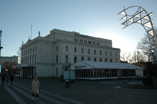 Stora Teatern ligger som en solitär i stadsbilden. 