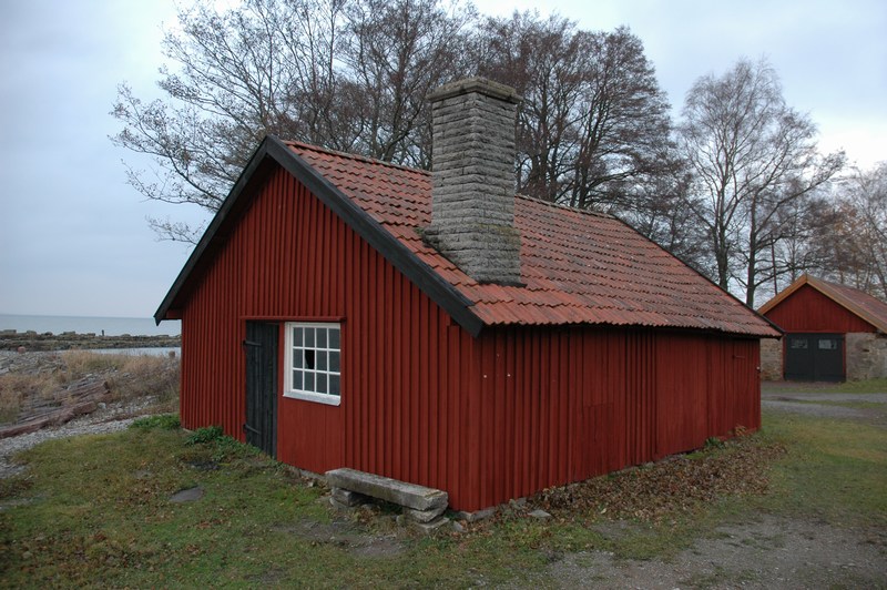 Råbäcks mekaniska stenhuggeri, äldre hus som bl a använts som tvättstuga, beläget sydväst om våghuset.