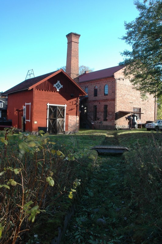 Till vänster kalorifärbyggnaden, här producerades varmluft för torkning av slipmassa, till höger elektricitetshuset, den äldsta kraftverksbyggnaden.