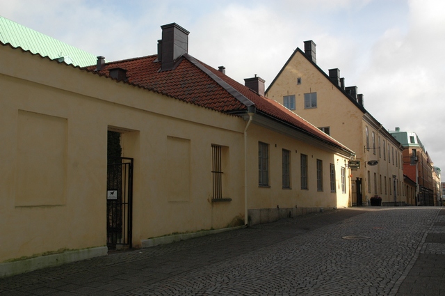 Gulputsade och välbevarade fasader mot Postgatan