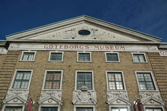 År 1861 öppnades Göteborgs museum i den ombyggda västra flygeln och mellan 1889-96 gjordes en större om- och tillbyggnad för museet