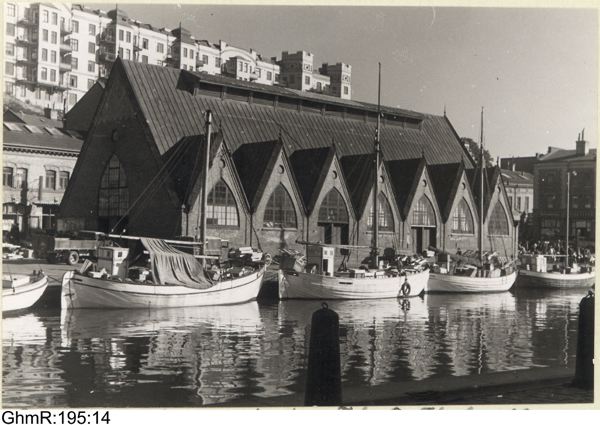 Fiskebåtar har lagt till vid Fiskekyrkan. Foto taget från kvarteret Pustervik.

Inventarienummer: GhmR:195:14