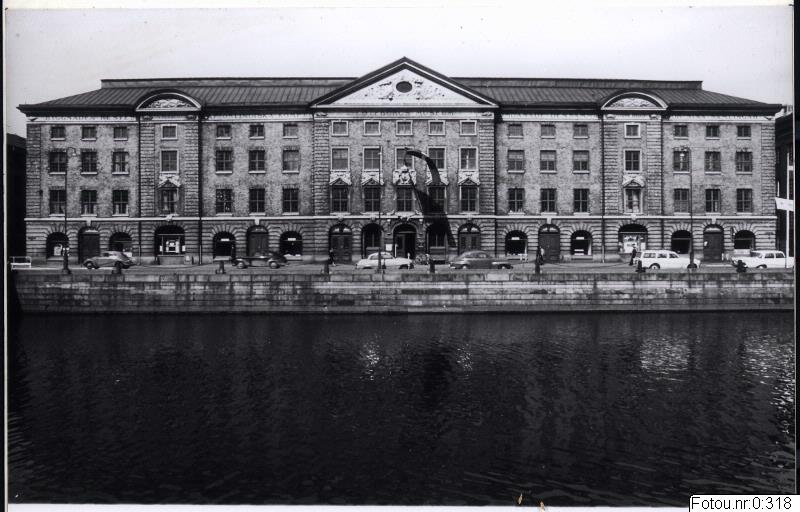 Framsidan av Ostindiska huset, från 1861 Göteborgs stadsmuseum. 

Inventarienummer: Foto.nr:0:318