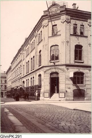 Hörnfasaden av Göteborgs Handels- och Sjöfarts Tidnings (HT) byggnad från 1874. Det fasade entréhörnet kröns ännu idag av texten med tidningens namn.

Inventarienummer: GhmPK:291