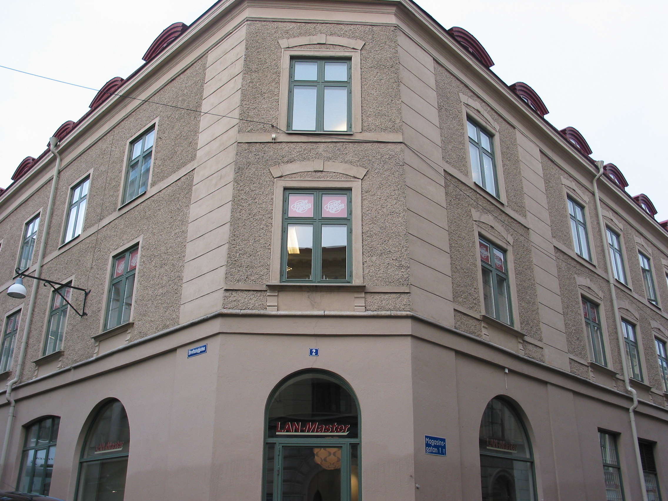 Hörnfasad Drottninggatan/Magasinsgatan. Utseendet är resultatet av stadsarkitekt Gegerfelts om- och tillbyggnad från 1850-talet.