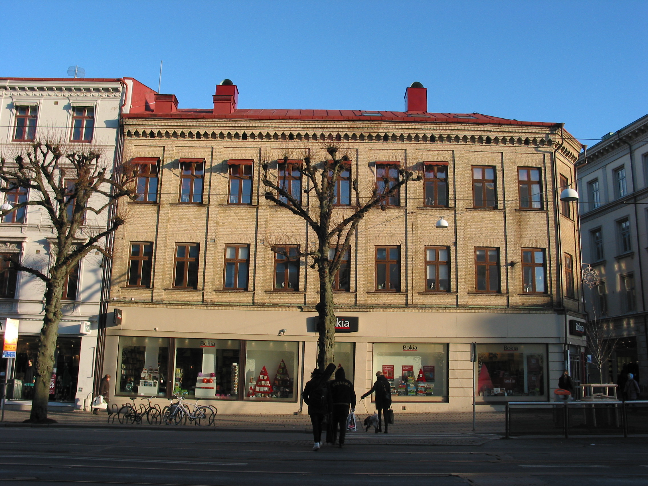 Affärshus med Wettergrens bokhandel. Trevåningshus med liten kringbyggd gård. Mot gatan fasad i gult tegel med mönstermurning. Vid gården röd tegelfasad. Huset är ett viktigt hörn i innerstaden. Byggnadens proportioner och fasader i gult tegel är typiska för 1860-talets Göteborg.