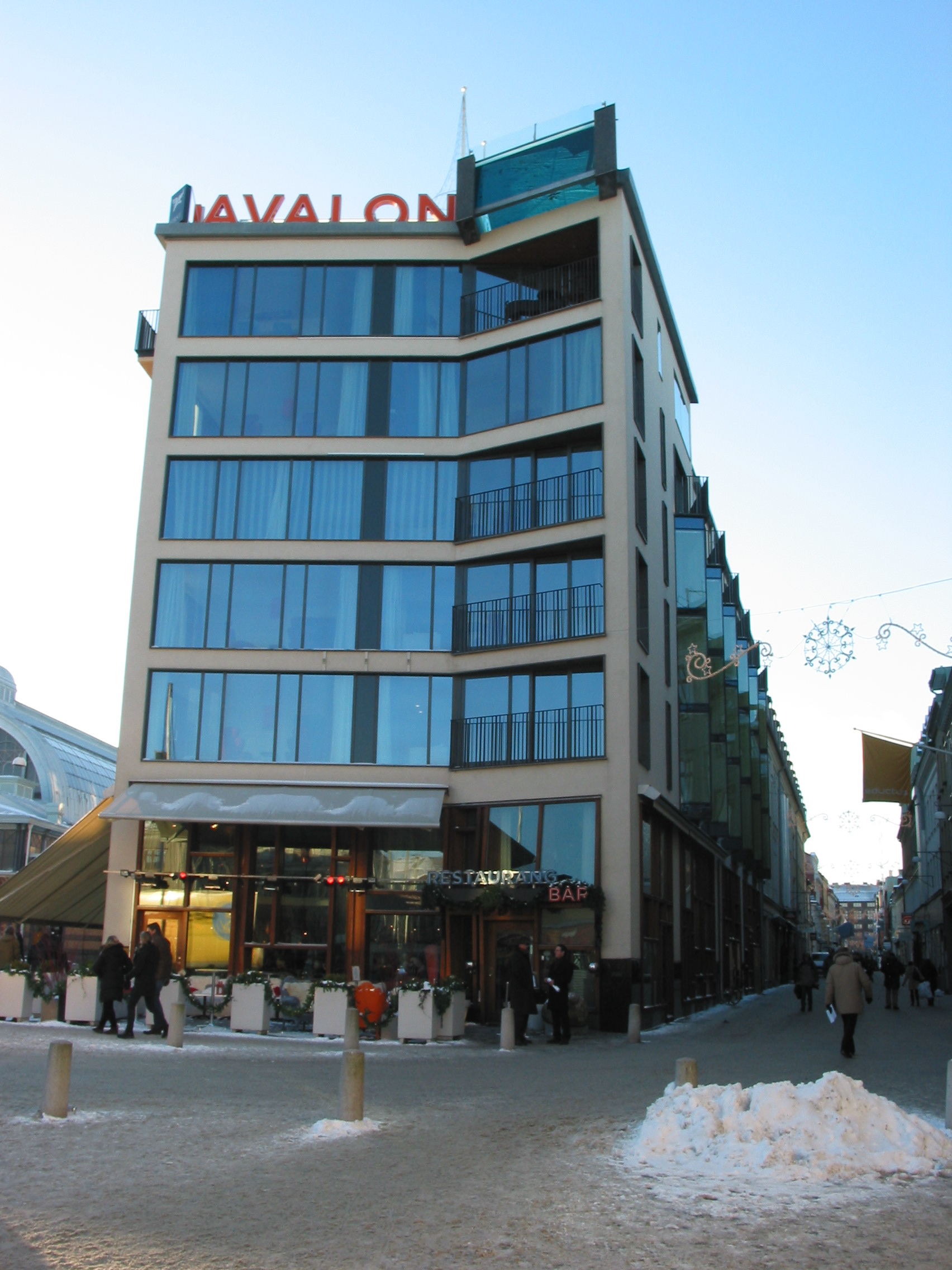 År 2007 uppfördes en sexvånings nybyggnad som satte sitt avtryck i stadsbilden, Hotel Avalon. För utformningen stod Semrén & Månsson Arkitektkontor. Lösningen för platsen blev en s.k. ”infill” som fullföljer det gamla kvarterets långsträckta, spetsiga form. De stora glasade fönsterbanden, den höga och smala byggnadskroppen samt den uppstickande poolen på taket ger ett lätt intryck. Den krökta fasaden och den öppna bottenvåningen ger förutsättningarna för att skapa en mötesplats på Kungsportsplatsens västra sida.