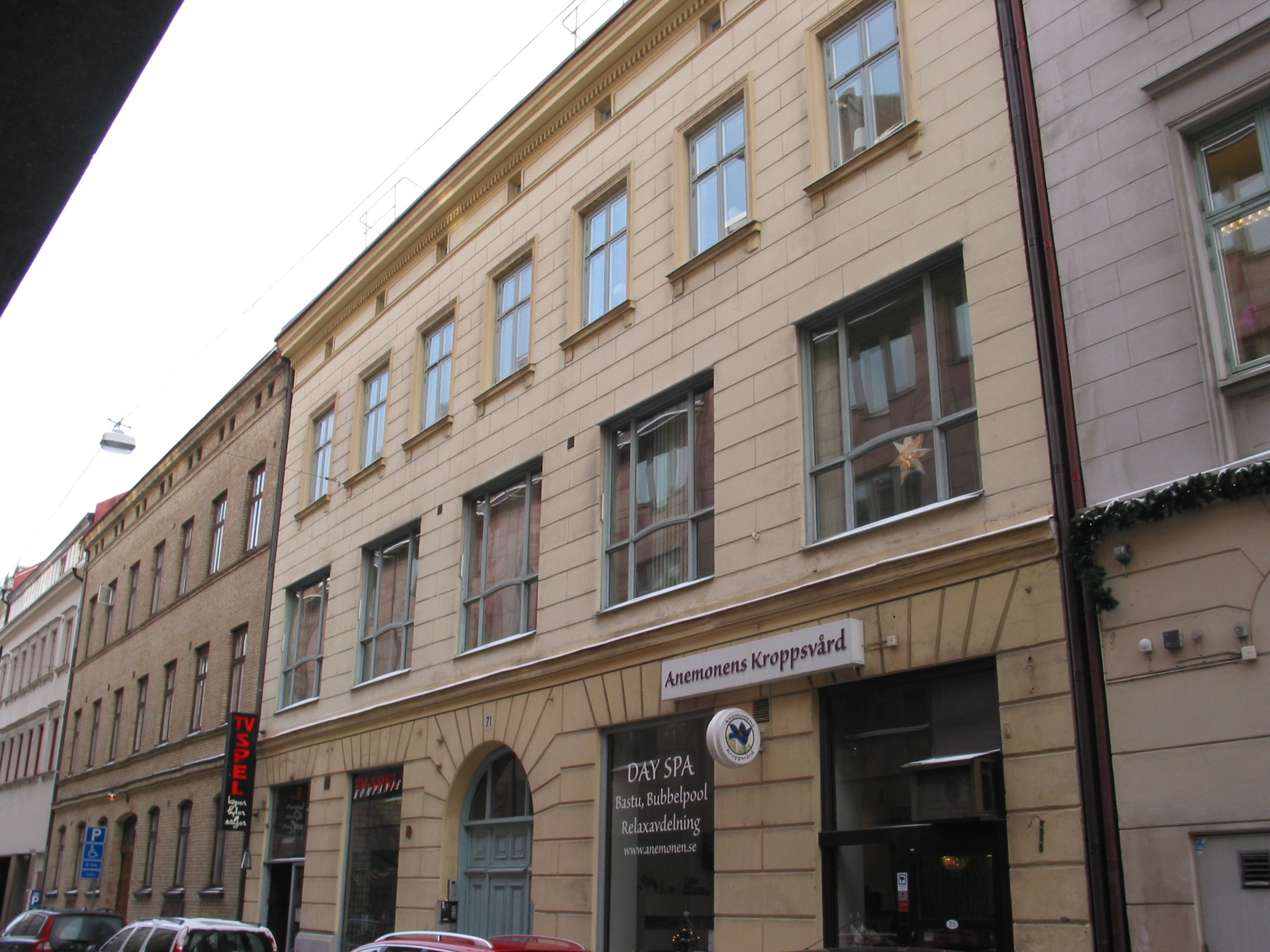 Byggnaden uppfördes 1853, enligt byggmästare A Krügers ritningar, i nyrenässansstil. Fasaden är välbevarad, bortsett från bl.a. de bytta fönstren i andra våningen. Byggnaden hör ihop utseendemässigt med grannbyggnaden (skymtar till höger) som har en annan färgsättning.
