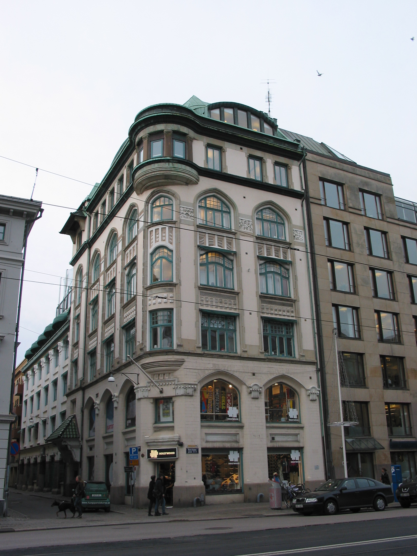 Kontorshus med lager från 1906, efter ritningar av Göteborgsarkitekterna Zetterström & Jonsson. Jugendstilen är påtaglig med välvda smårutsindelade fönster och böljande fönsterposter.
