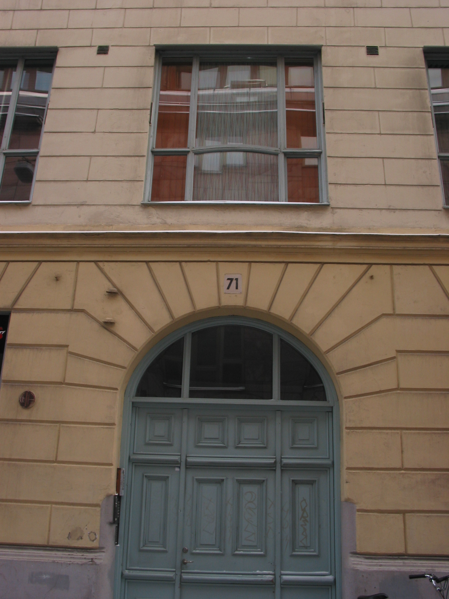 Detalj av de böljande fönsterposterna i jugendstil. Fönstrena signalerar att andra våningen blev butik 1926. Byggnaden härstammar från 1850-talet.