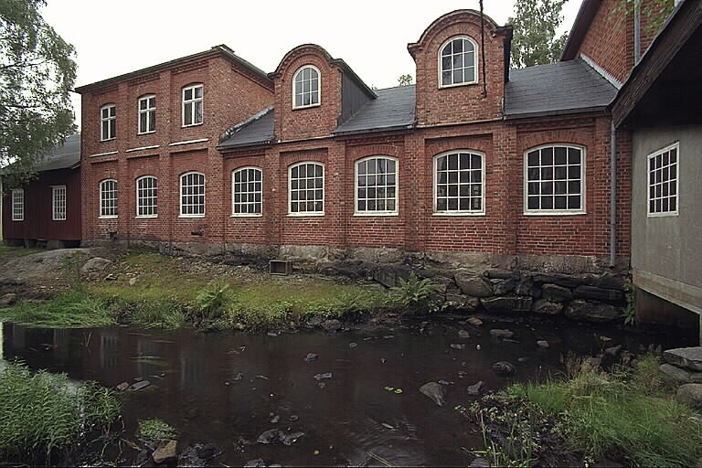 Hylténs industrimuseum. Gamla verkstaden med Gårö ström i förgrunden.