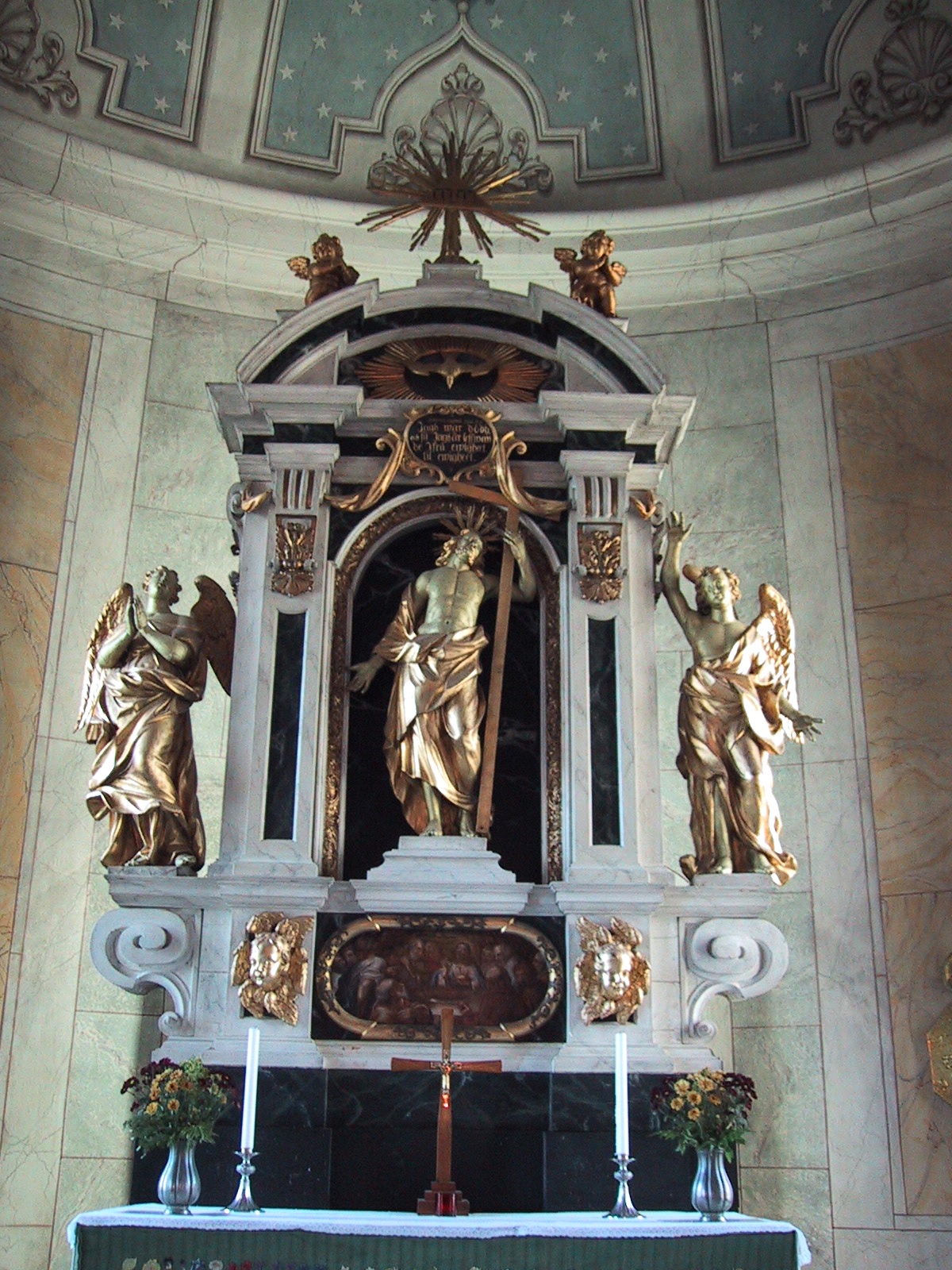 Altaruppsatsen i barockstil är överflyttad från den tidigare kyrkan.

