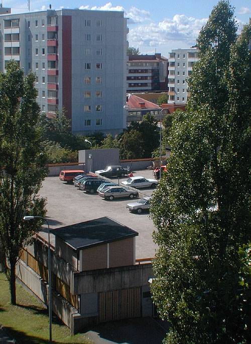 Parkeringsgarage med besöksparkering på taket. SAK10258 Sthlm, Husby, Telemark 1, från O