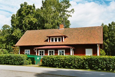 Skolbyggnad öster om Tiveds kyrkogård. Neg.nr 04/338:21.jpg