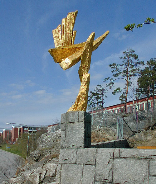 SAK07390 Sthlm, Hjulsta gångväg invid Edinge 1, från SIntill Hjulsta backe hittar man denna skulptur; "Kaskad" av Folke Truedsson.