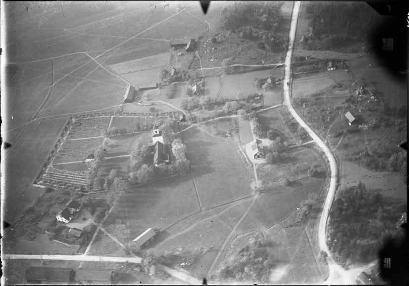 Flygfoto över kyrkan med omgivning 1957.