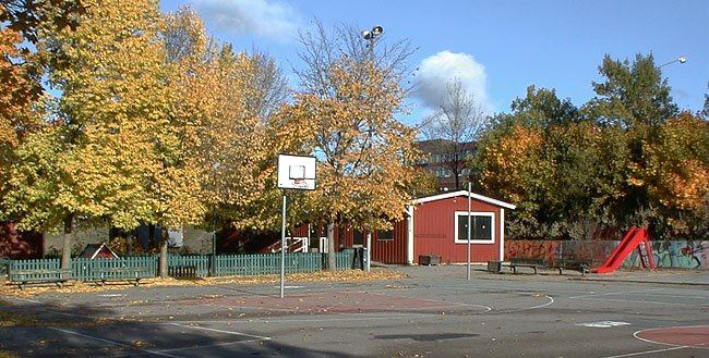 SAK00456 Sthlm, Bredäng, klubbhus öster om Järnbärarorden 2, fr SVKlubbhuset i parken väster om Bredängs allé. Foto från sydväst