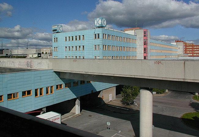 Centrumbyggnaden sedd från tunnelbanan. SAK12141 Sthlm, Kista, Danmark 1, Kista Torg 4, från tunnelbanevagn , SV 
