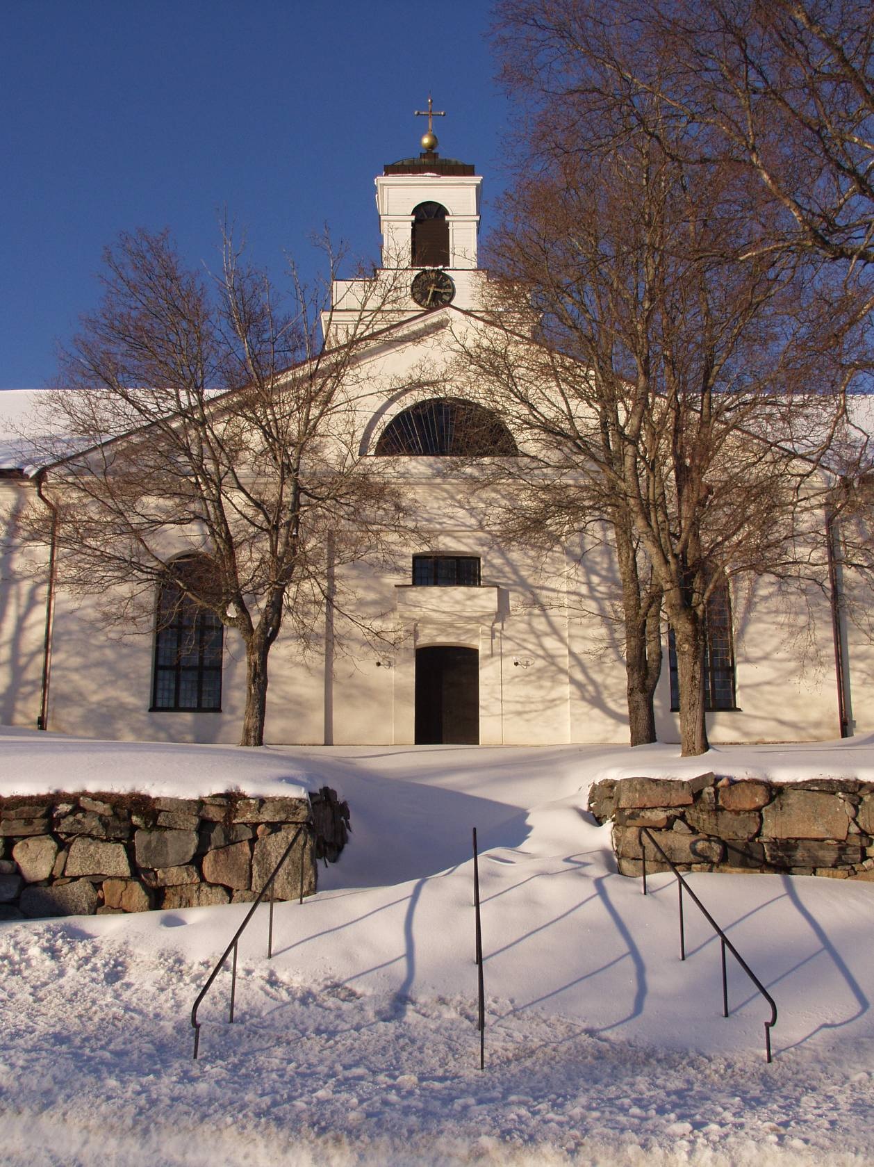 Bjursås kyrka sedd från söder.