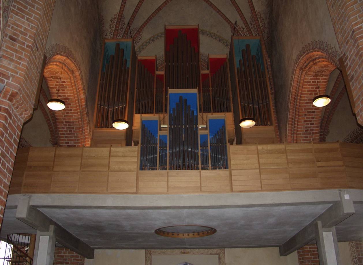 Orgelläktaren i väster byggdes 1963 i modernistisk stil efter arkitekt Gösta Lilliemarcks ritningar. Den vilar på två betongpelare med sandblästrade och slipade ytor. Barriären och orgelfasaden är helt plana, utförda i lackad ek. Bakomvarande rum i tornet används av kyrkomusiker och kör. Dessutom finns mindre arbetsrum.        