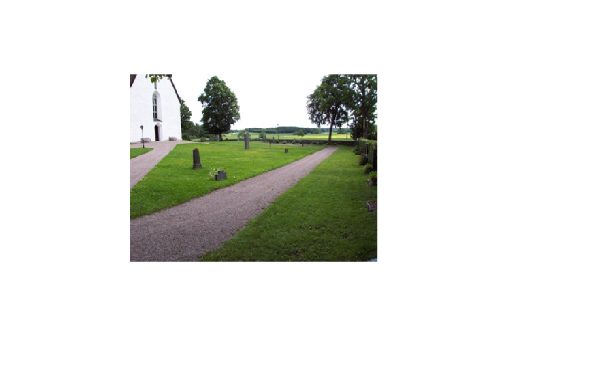 Gravkvarter väster om kyrkan med strödda äldre gravvårdar i sammanhängande gräsmatta.