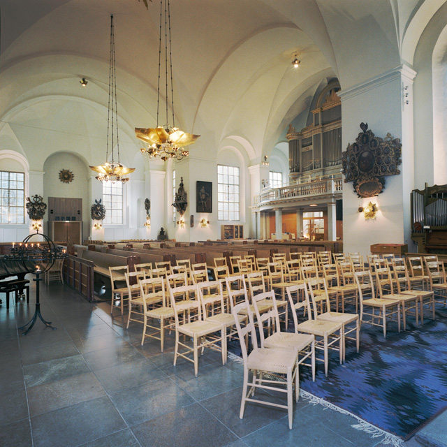 Kungsholms kyrka, kyrkorummet från norra korsarmen mot södra entrén och orgelläktaren i väster. 


