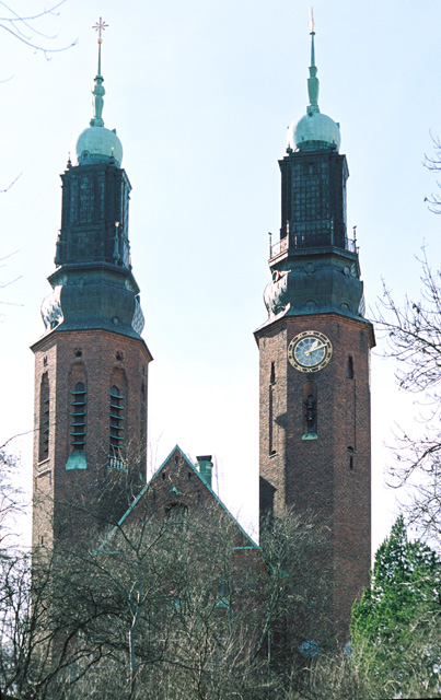 Högalidskyrkan, exteriör med de två tornen från öster. 