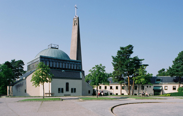 S:ta Birigtta kyrka, exteriör med klocktornet och församlingsbyggnaden från öster. 