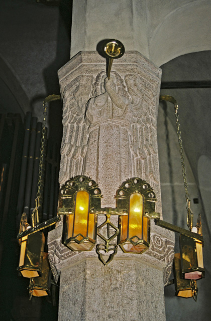 Engelbrektskyrkan, granitpelare med skulptural dekor och armatur på orgelläktaren. 