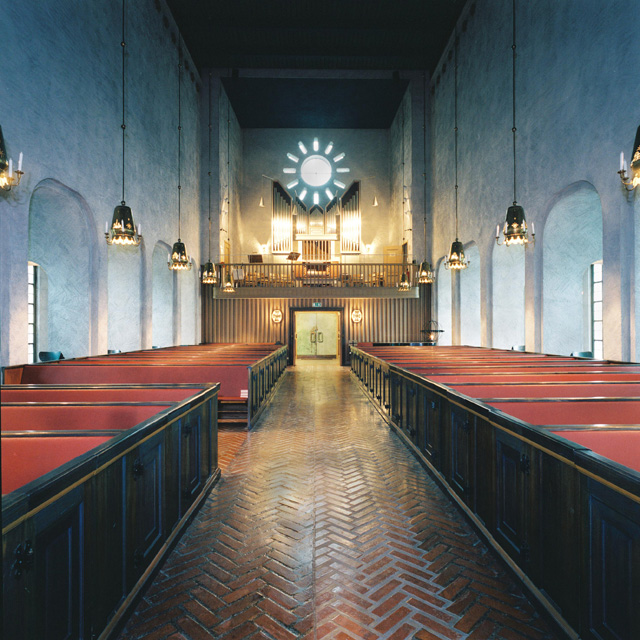 Essinge kyrka, kyrkorummet mot orgelläktaren. 

