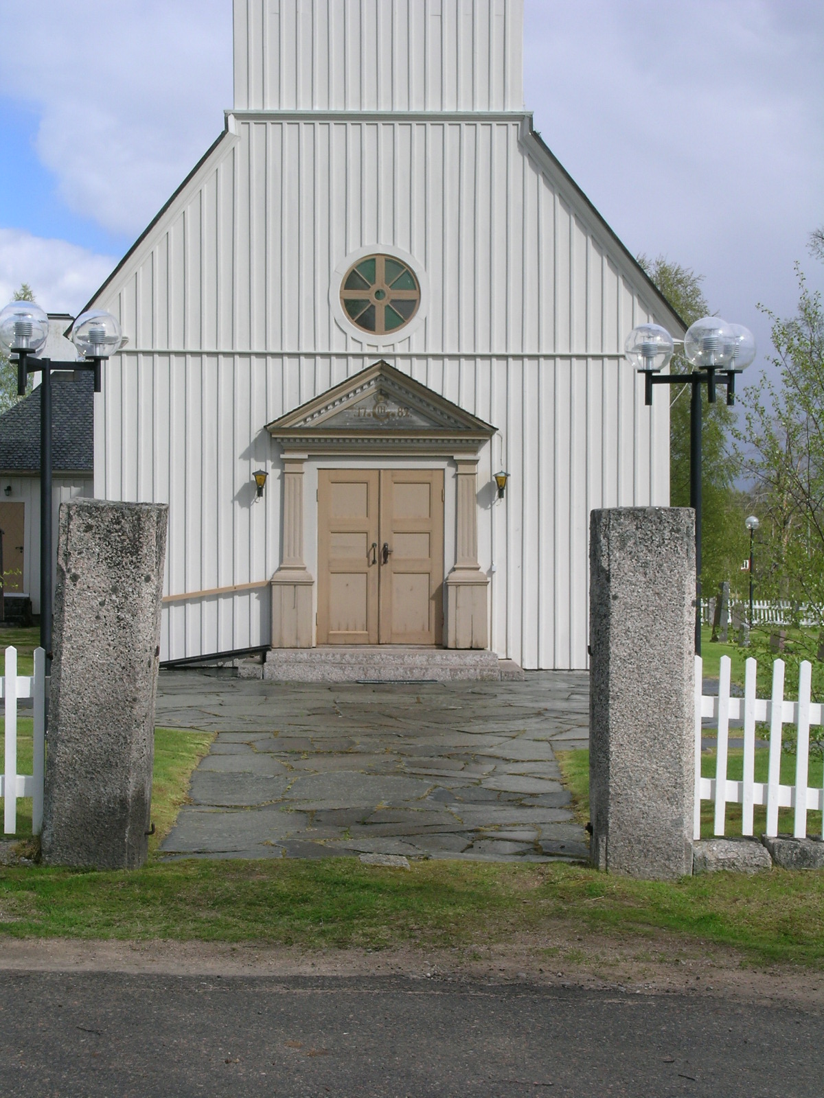 Ängersjö kyrka, exteriör, västra fasaden med porten. 

Bilderna är tagna av Isa Lindkvist & Christina Persson, Bebyggelseantikvarier vid Jämtlands läns museum, i samband med inventeringen, 2005-2006. 