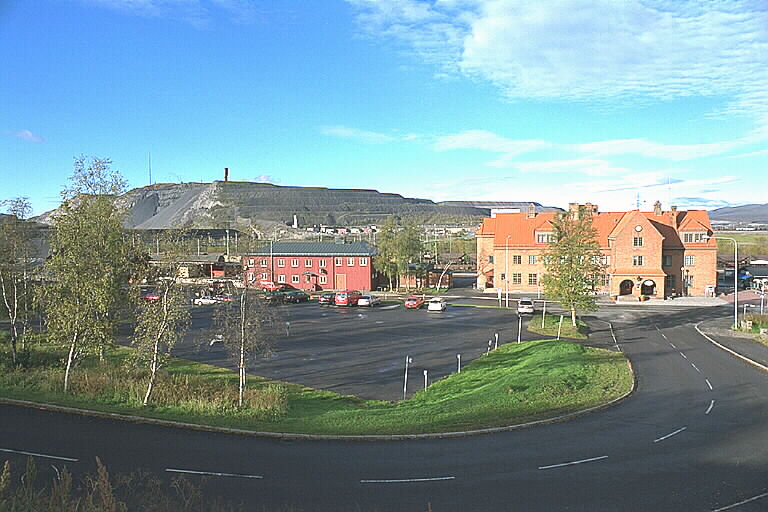Kiruna central. Stationshuset med Kirunavaara i bakgrunden. 
 

