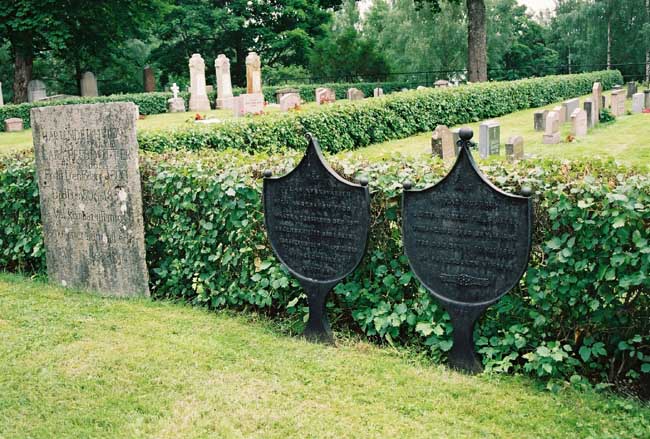Sköldliknande gravvårdar från 1800-talet.