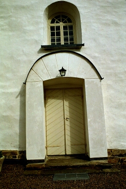 Tärby kyrka har entré åt väster.